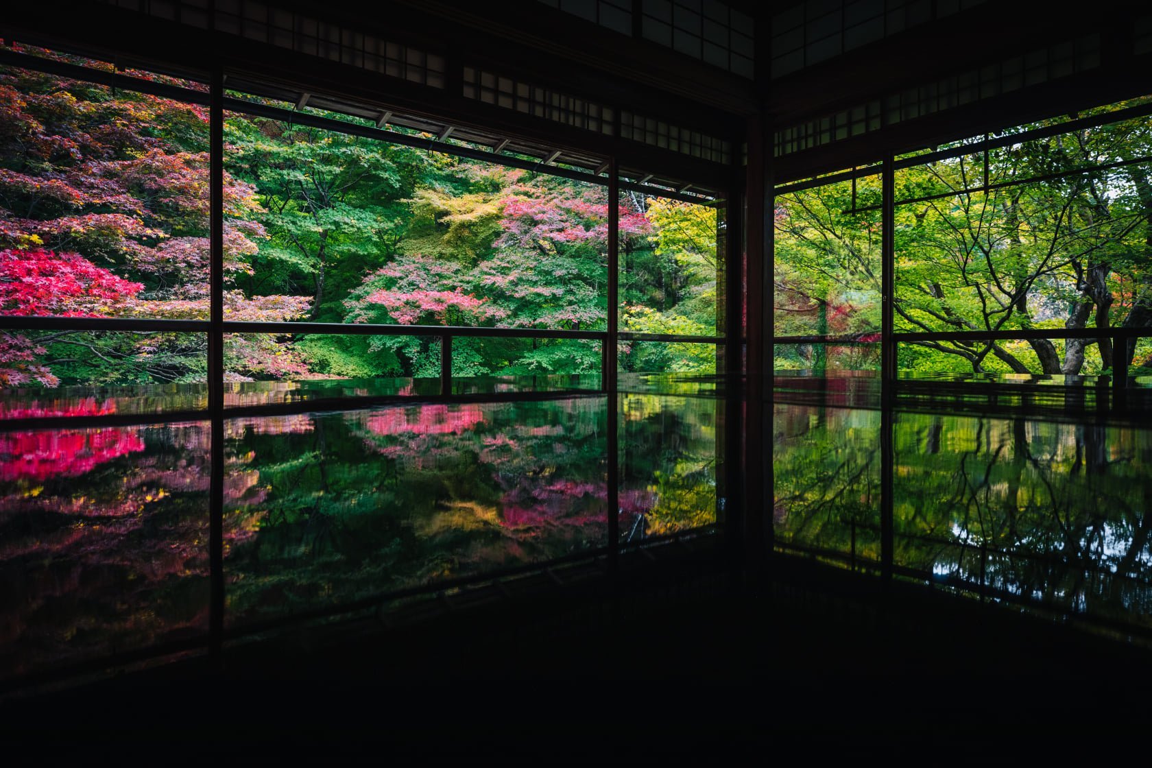 Rurikoin temple with reflected maple leaves