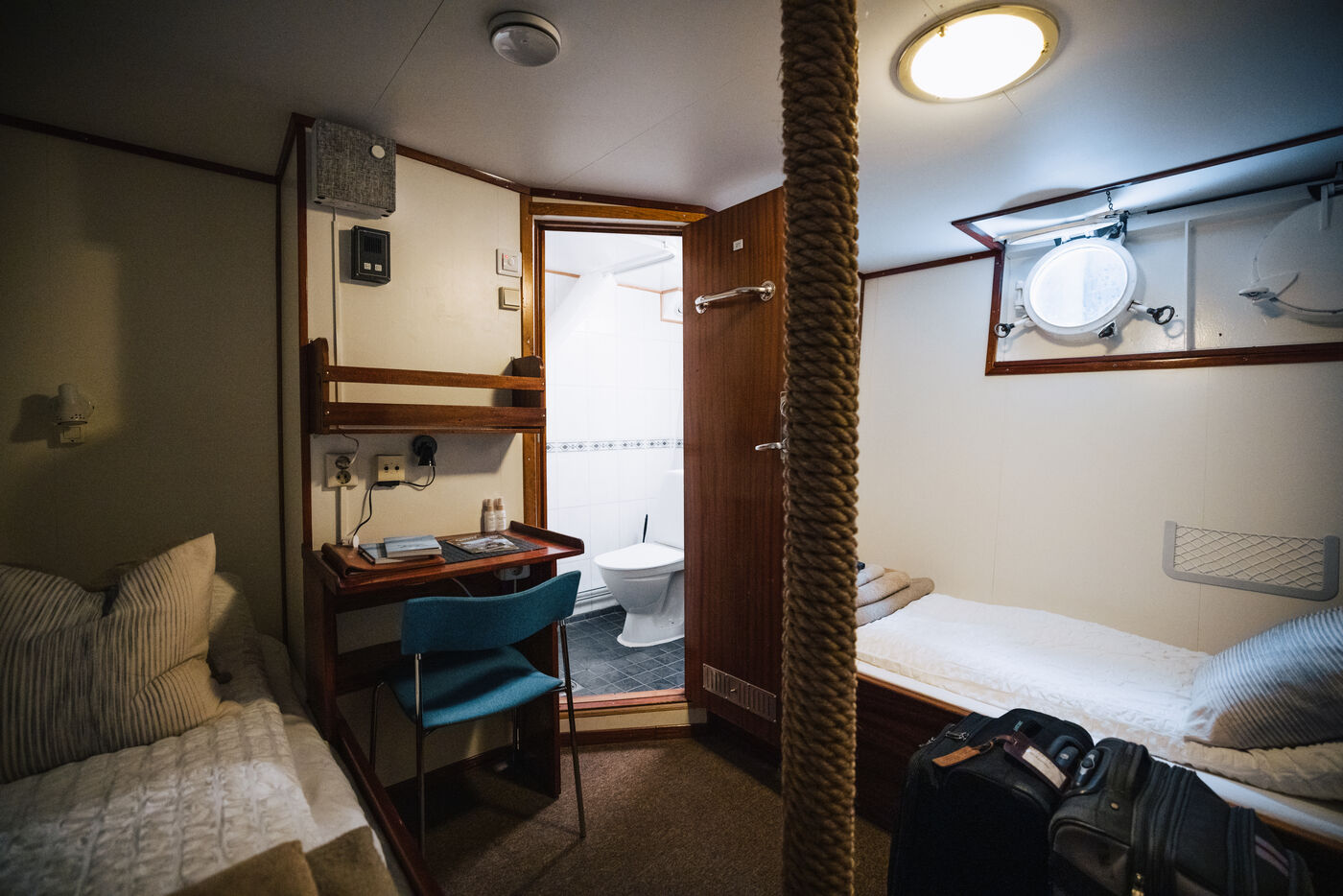 Kinfish cabin with bed and porthole window