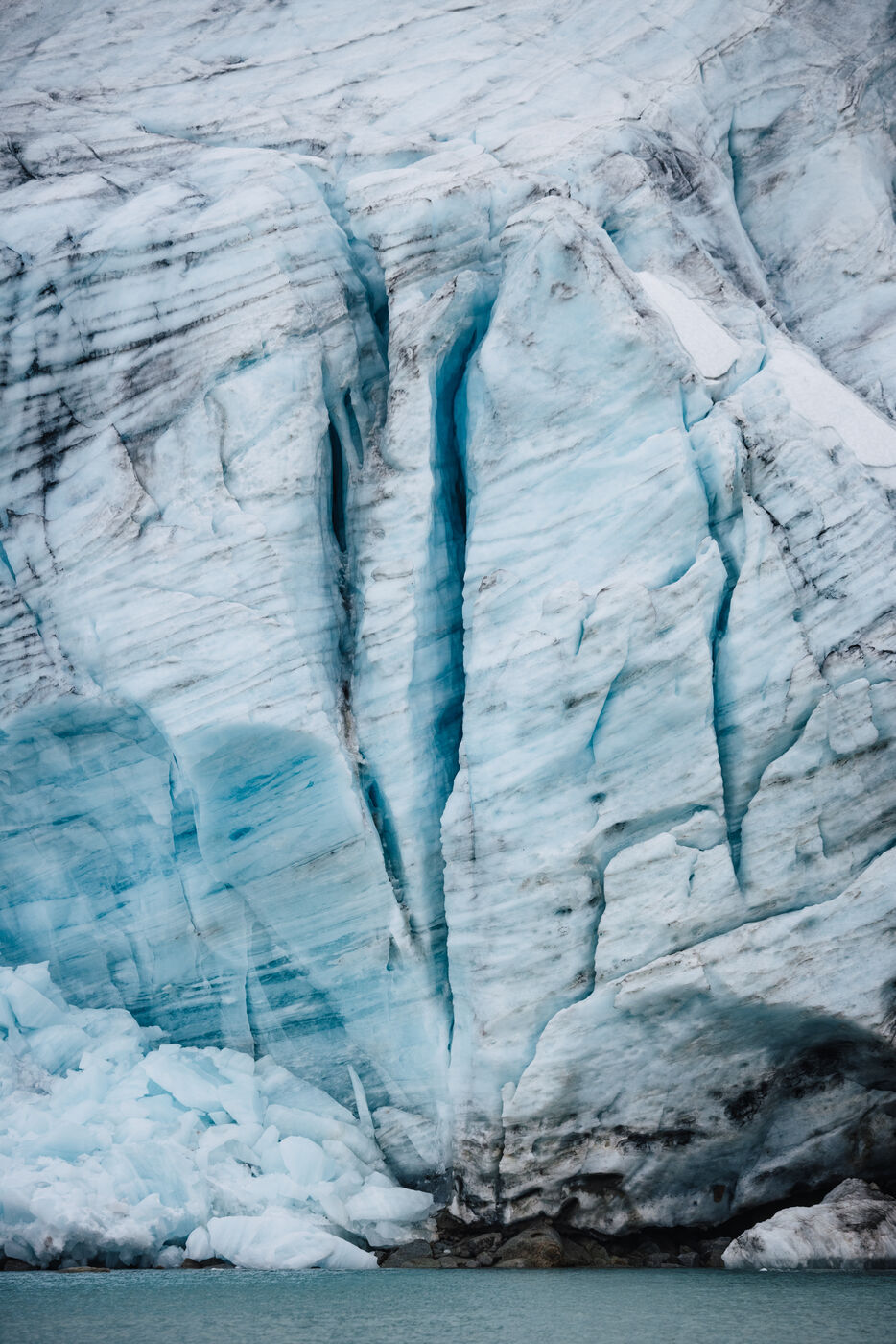 Glacier terminus with mineral streams