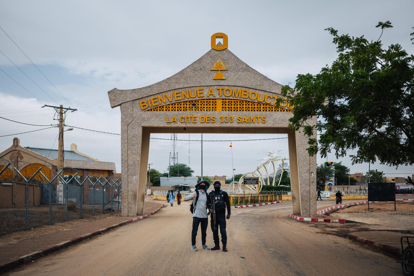 Entrance gate to Timbuktu reading Bienvenue à Tombouctou