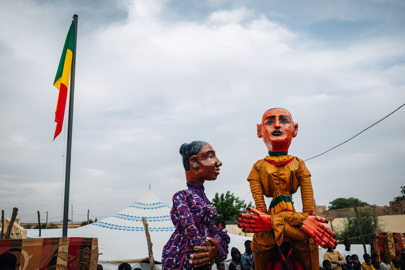 Two puppet figures with Mali flag